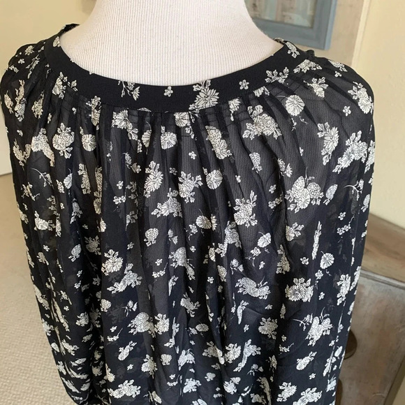 NWOT Vince Calico Floral Pleat Neck Silk Blouse Blue Casual Women’s Medium - Picture 7 of 8
